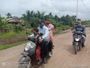 Rasakan Penderitaan Masyarakat, Abdul Rasid Terobos Pelosok Tanjabtim Menggunakan Sepeda Motor