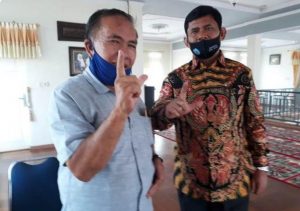 Mantan Wakil Bupati Kerinci Rahman Acungkan Dua Jari Bukti Dukung Fachrori-Syafril