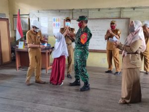 Babinsa Serka Rowandi Lakukan Giat Bagi-bagi Masker Mendampingi Camat di SDN 03/X Kuala Jambi