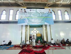 Memperingati Isra’ Mi’raj di Sungai Saren, Bupati Anwar Sadat dan Wakil Bupati Hairan Menyerahkan Bantuan 
