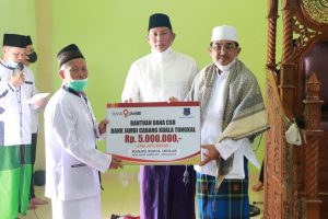 Safari Jum’at Di Kecamatan Pengabuan, Bupati Anwar Sadat Menyerahkan Secara Simbolis Bantuan Dana CSR Bank Jambi