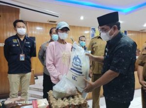 Bupati Drs. H. Anwar Sadat, M.Ag Launching Program Bantuan Sembako