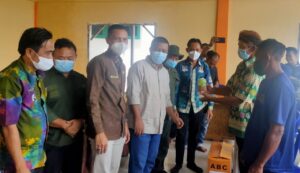 Bupati Tanjung Jabung Timur, H. Romi Hariyanto, SE Bagikan Pupuk Organik Cair di Kecamatan Dendang